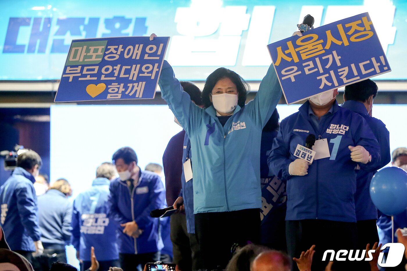 본문 이미지 - 박영선 더불어민주당 서울시장 후보가 6일 서울 마포구 상상마당 인근에서 열린 집중유세에서 지지를 호소하고 있다. 2021.4.6/뉴스1 ⓒ News1 국회사진취재단