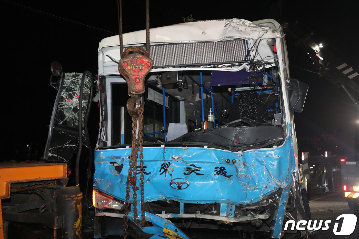 본문 이미지 - 6일 오후 5시59분쯤 제주대학교 입구 사거리에서 발생한 연쇄 추돌사고로 전복됐던 버스가 처참한 모습을 보이고 있다. 이날 산천단서 제주시내 방향으로 달리던 4.5톤 화물트럭이 시내버스 2대와 1톤 트럭을 잇따라 들이받아 40여 명의 사상자가 발생했다.2021.4.6/뉴스1 ⓒ News1 오현지 기자