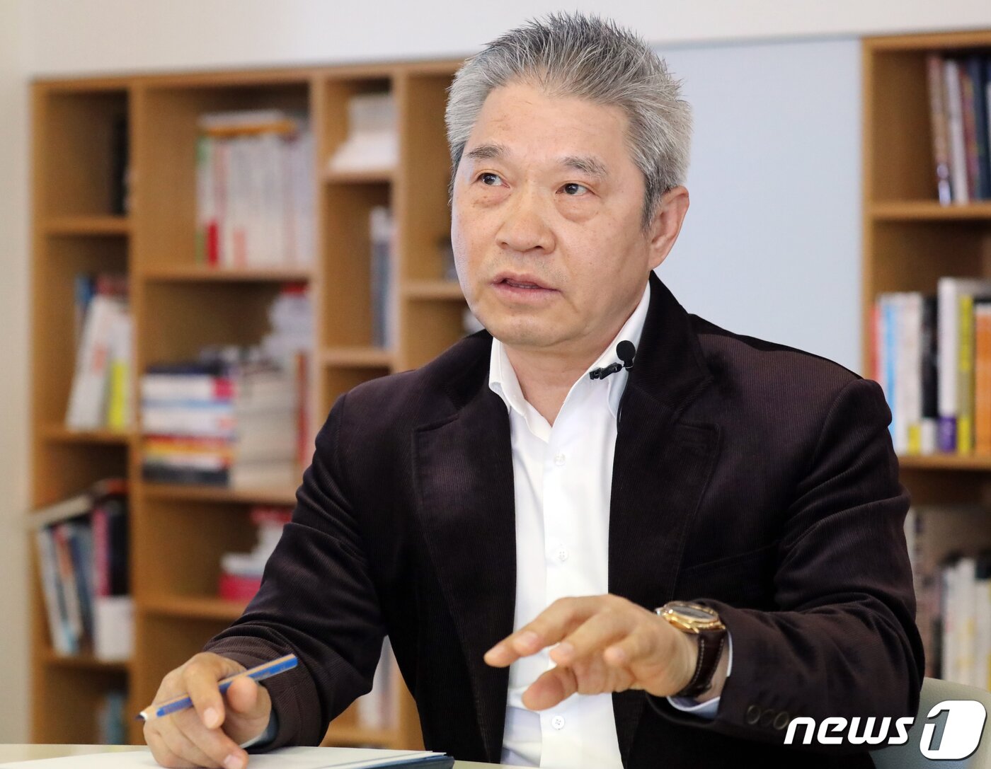 본문 이미지 - 강방천 에셋플러스자산운용 회장이 6일 경기도 성남시 분당구 에셋플러스자산운용 사옥에서 뉴스1과 인터뷰를 하고 있다. 2021.4.6/뉴스1 ⓒ News1 김명섭 기자