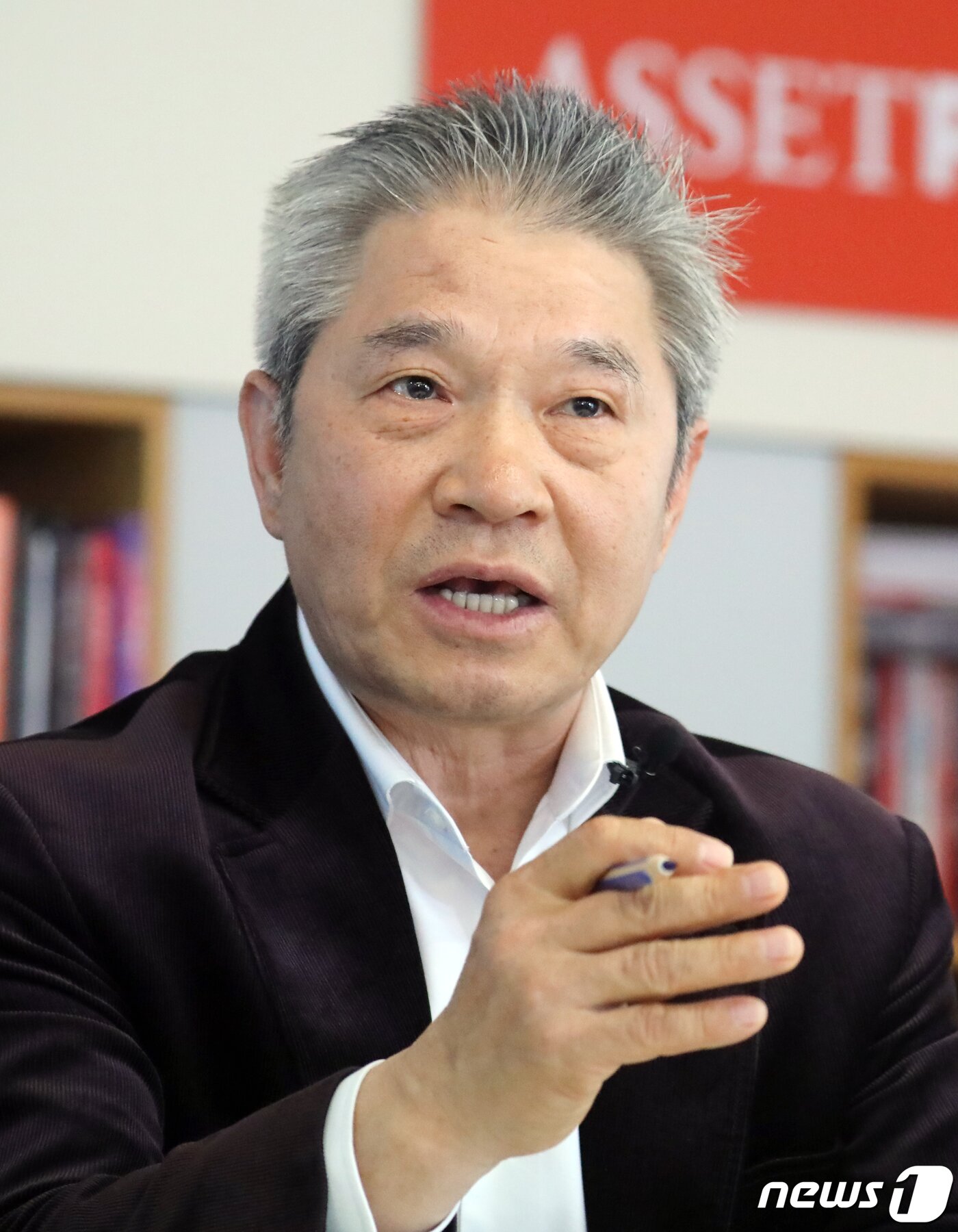 본문 이미지 - 강방천 에셋플러스자산운용 회장이 6일 경기도 성남시 분당구 에셋플러스자산운용 사옥에서 뉴스1과 인터뷰를 하고 있다. 2021.4.6/뉴스1 ⓒ News1 김명섭 기자