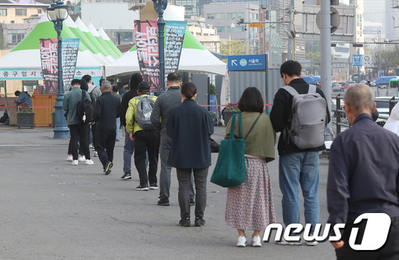 서울역 임시선별진료소에서 시민들이 검사대기를 하고 있다. 2021.4.7/뉴스1 © News1 이성철 기자