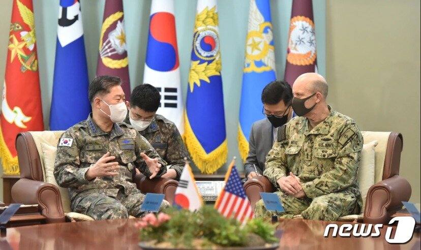 본문 이미지 - 원인철 합동참모본부 의장(왼쪽)과 윌리엄 머즈 미국 제7함대 사령관((미 7함대 사령부 홈페이지ⓒ 뉴스1