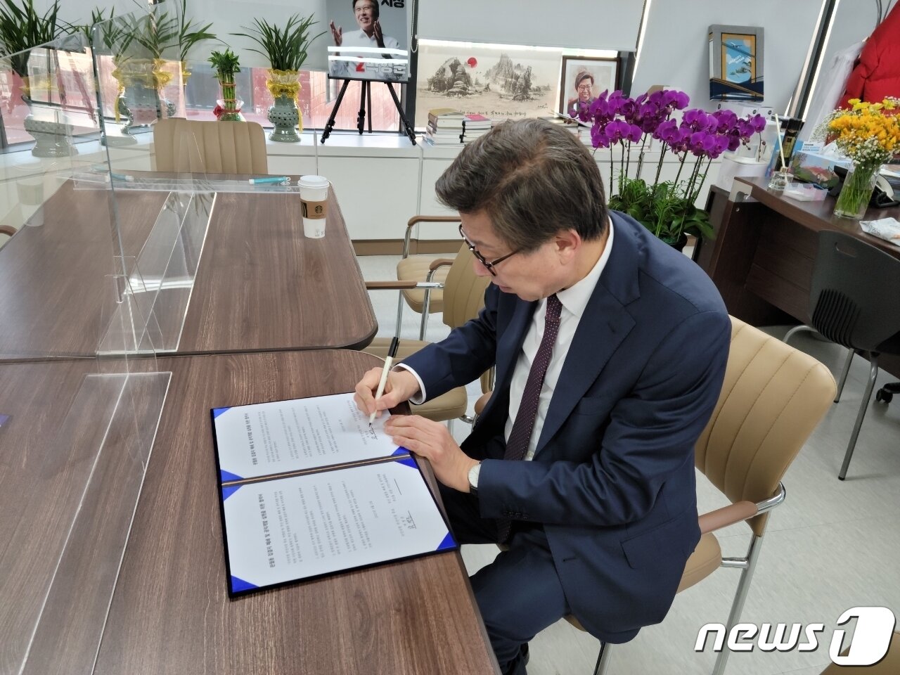 본문 이미지 - 박형준 국민의힘 부산시장 후보가 부산 서구 완월동 집결지 폐쇄 및 공익개발 실현을 위한 협약서에 서명을 하고 있다.(여성인권지원센터 살림 제공)