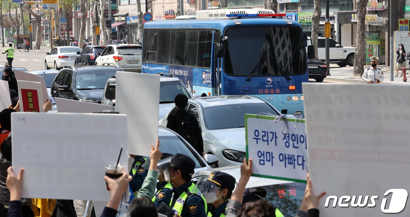 본문 이미지 - 생후 16개월 된 정인양을 입양 후 학대해 사망에 이르게 한 &#39;양천 입양아 학대 사망&#39; 사건에 대한 5차 공판이 열린 7일 오후 서울 양천구 남부지방법원 앞에서 시민들이 양모가 탑승한 호송차를 향해 처벌을 촉구하고 있다. 2021.4.7/뉴스1 ⓒ News1 조태형 기자