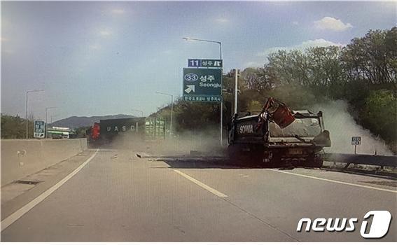 본문 이미지 - 중부내륙고속도로 교통사고 현장(소방청 제공).ⓒ 뉴스1