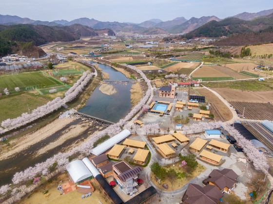 드론으로 내려다본 경천애인농촌체험휴양마을© 뉴스1