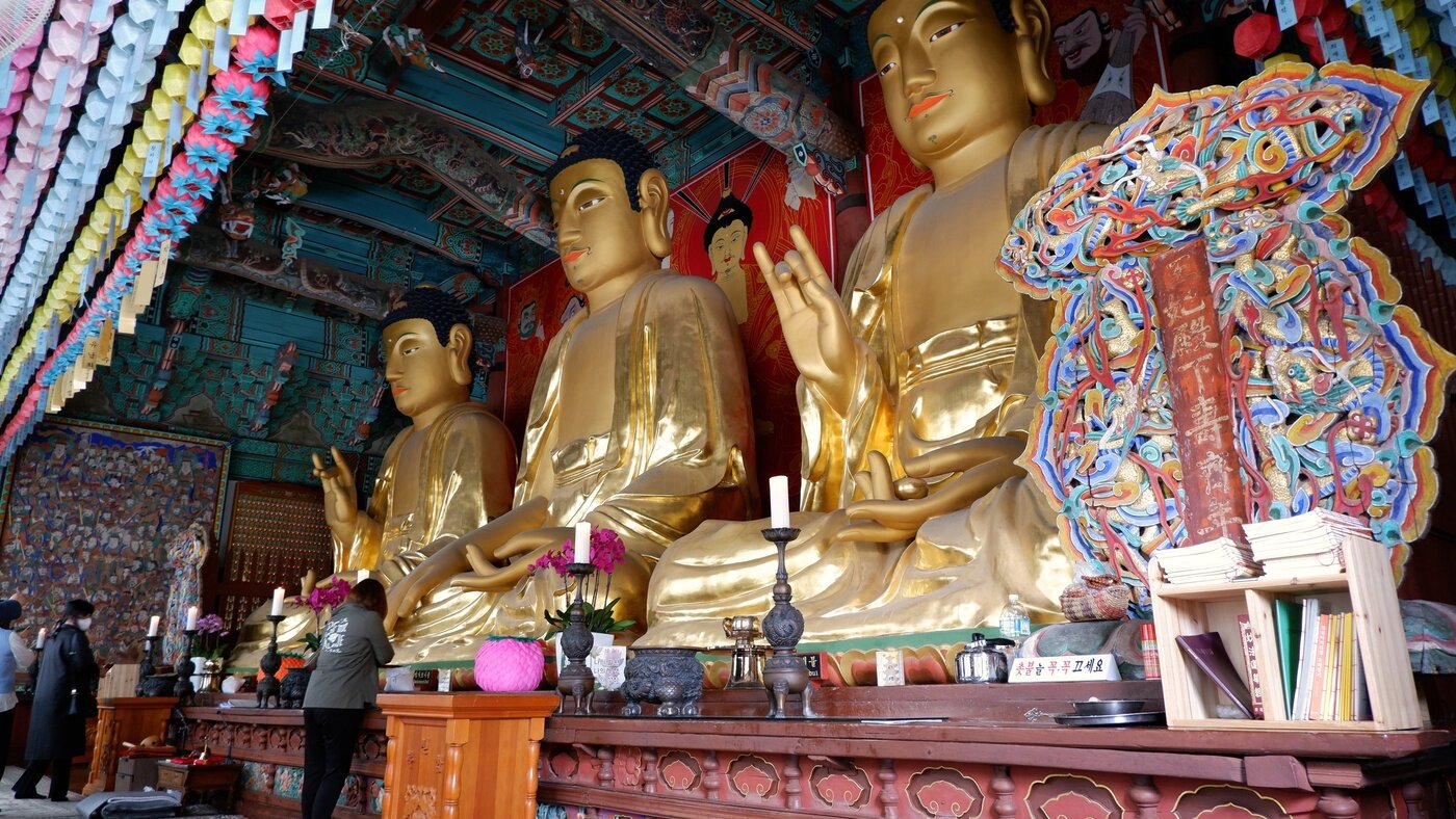 본문 이미지 - 국내서 두 번째로 큰 소조불상인 '소조삼불좌상'ⓒ 뉴스1