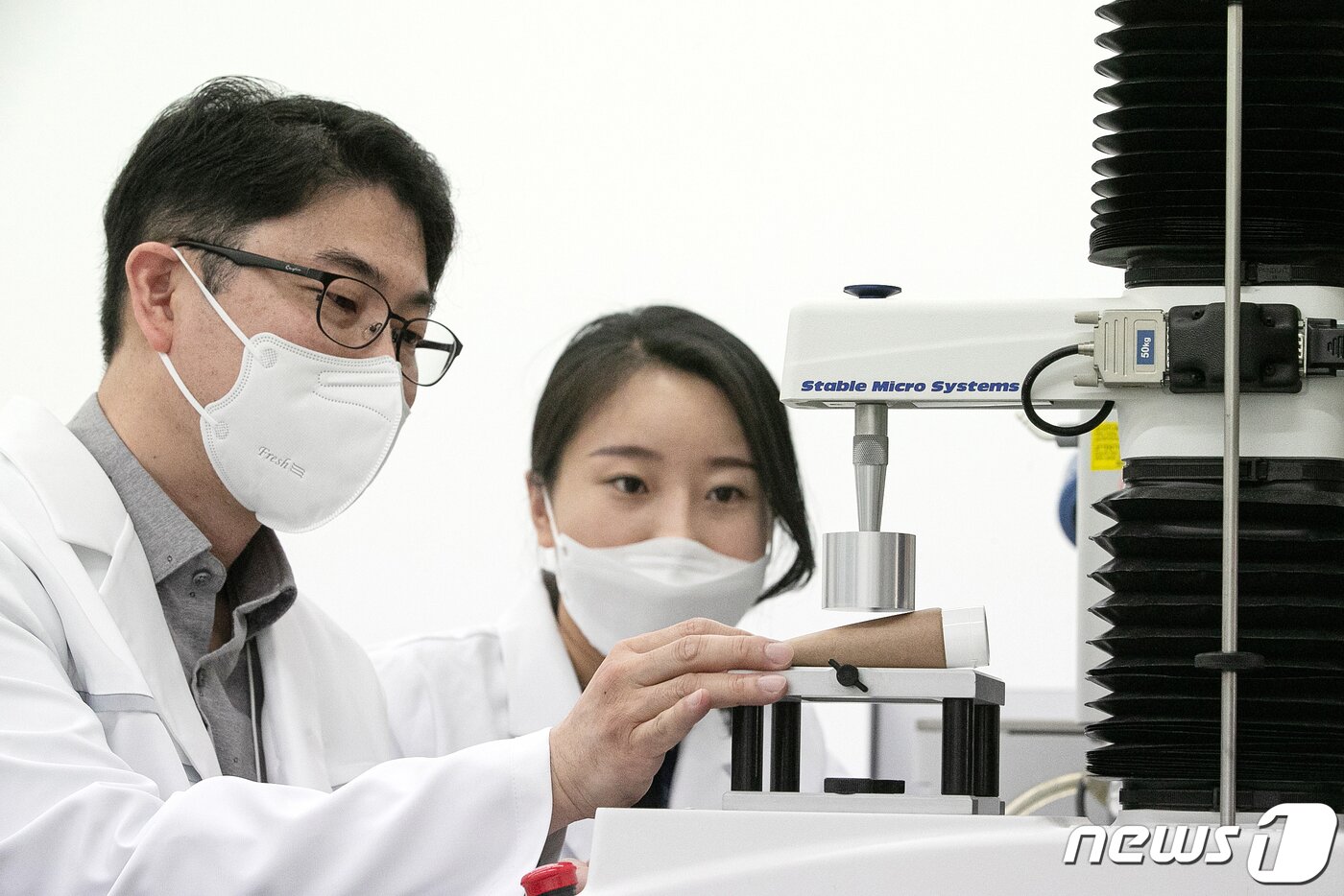 본문 이미지 - 지난 7일 오후 경기 용인시 아모레퍼시픽 기술연구원에서 친환경 종이 튜브 포장재 개발 연구원 정해원(왼쪽)박송은씨가 종이튜브를 살펴보고 있다. 2021.4.7/뉴스1 ⓒ News1 이승배 기자