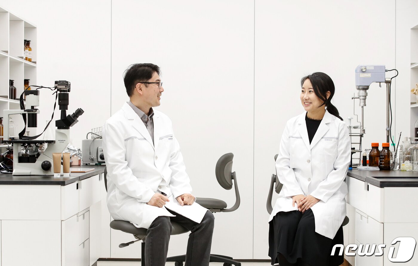 본문 이미지 - 정해원(왼쪽)·박송은씨. 2021.4.7/뉴스1 ⓒ News1 이승배 기자