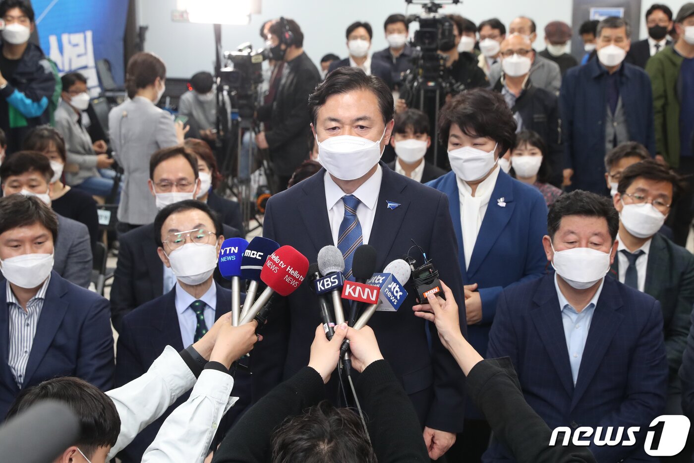 본문 이미지 - 지난 4월7일  당시 김영춘 더불어민주당 부산시장 후보가 부산 부산진구 김영춘선거사무소에서 4·7 재보궐 결과에 대한 입장을 밝히고 있는 모습ⓒ News1 DB