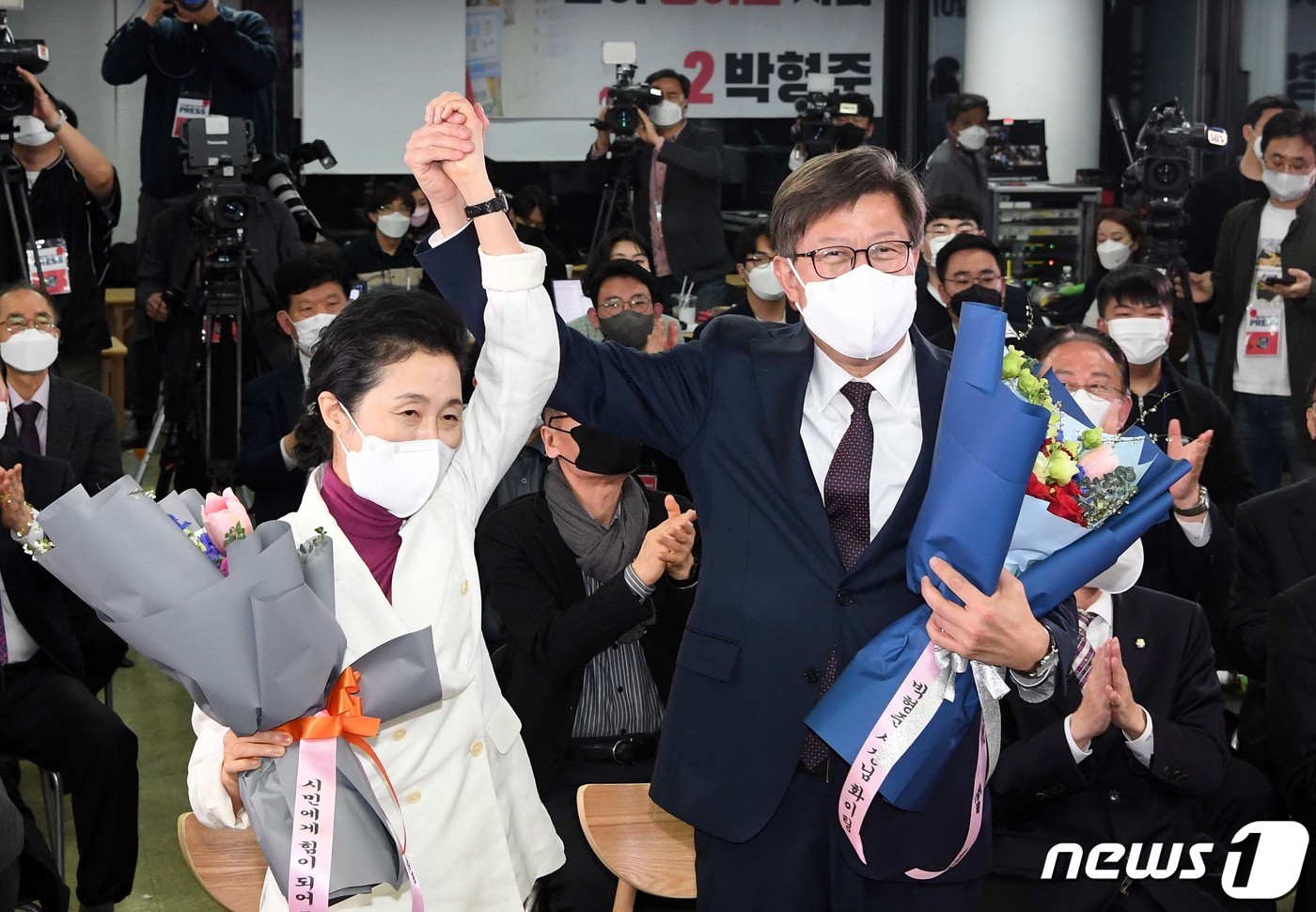 (부산=뉴스1) 안은나 기자 = 박형준 국민의힘 부산시장 후보가 7일 오후 부산진구 선거사무소에서 4·7재보궐선거 개표방송을 보다 당선이 확실해지자 부인 조현 씨와 꽃다발을 들고 …