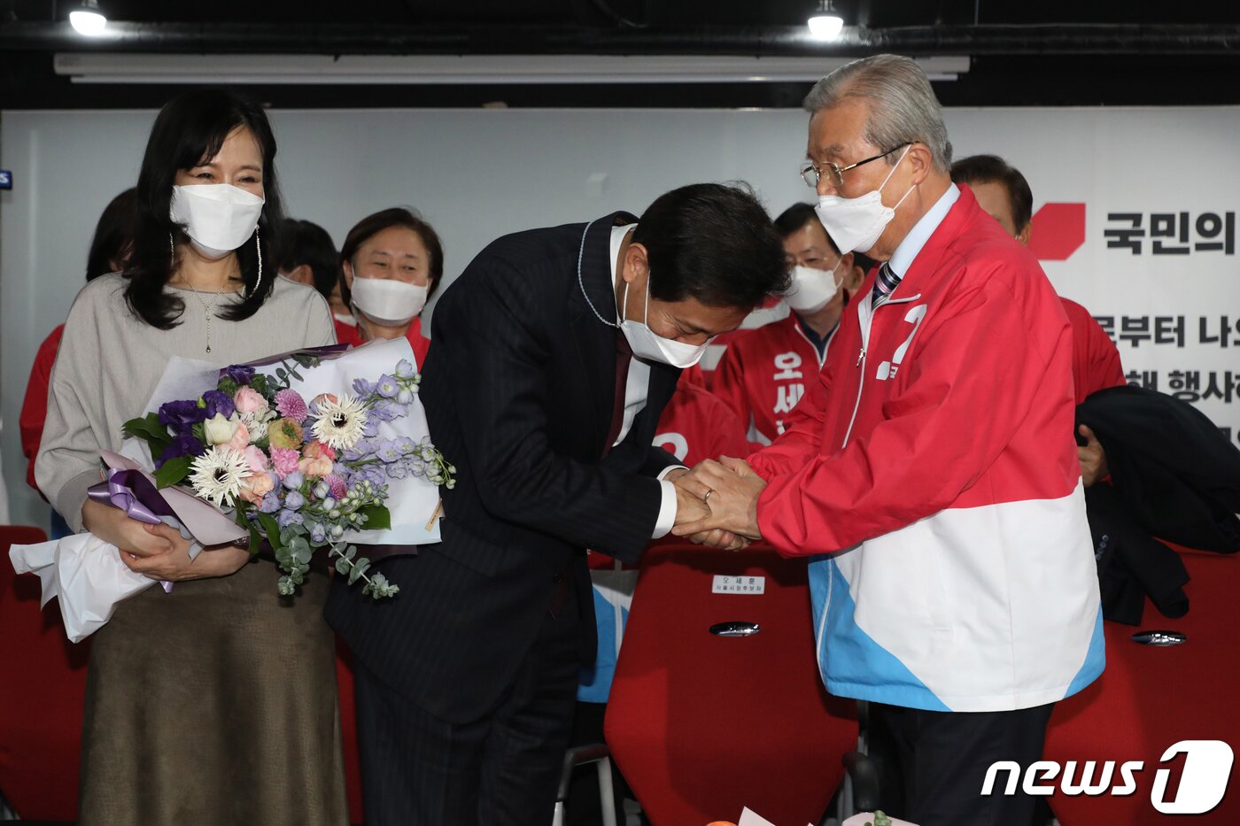 본문 이미지 - 오세훈 국민의힘 서울시장 후보가 8일 새벽 서울 여의도 국민의힘 중앙당사에 마련된 개표상황실에서 당선이 확인된 후 김종인 비대위원장과 인사를 나누고 있다. 2021.4.8/뉴스1 ⓒ News1 성동훈 기자