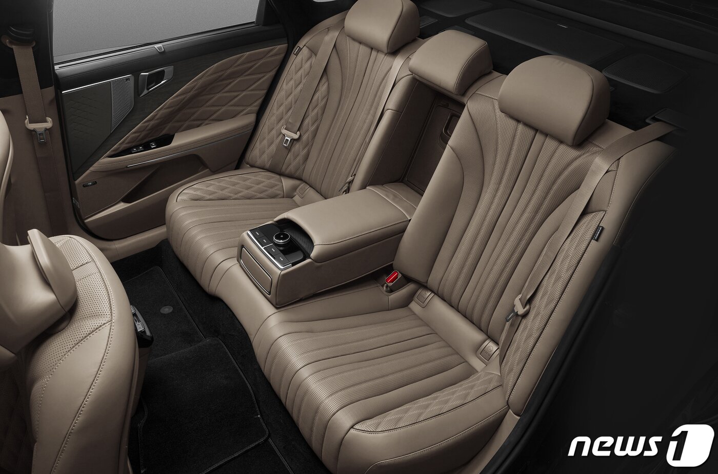 본문 이미지 - 기아가 8일 'K8'의 온라인 발표회를 열고 본격적인 판매를 시작했다. K8은 기아의 새로운 지향점을 보여주는 첫 번째 모델로 혁신적이고 고급스러운 디자인을 갖췄으며 편안하고 안정적인 주행성능, 첨단 운전자 보조 시스템으로 준대형 세단을 다시 정의한다. (기아 제공) 2021.4.8/뉴스1