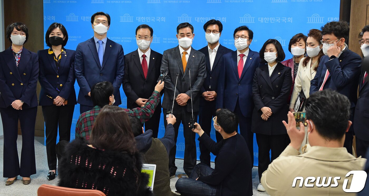 본문 이미지 - 국민의힘 초선 의원들이 8일 오전 서울 여의도 국회 소통관에서 4·7재보선 관련 기자회견을 마친 뒤 취재진의 질문에 답하고 있다. 국민의힘 초선 의원들은 "승리에 취하지 않고 당을 개혁해 나가겠다"고 밝혔다. 2021.4.8/뉴스1 ⓒ News1 신웅수 기자