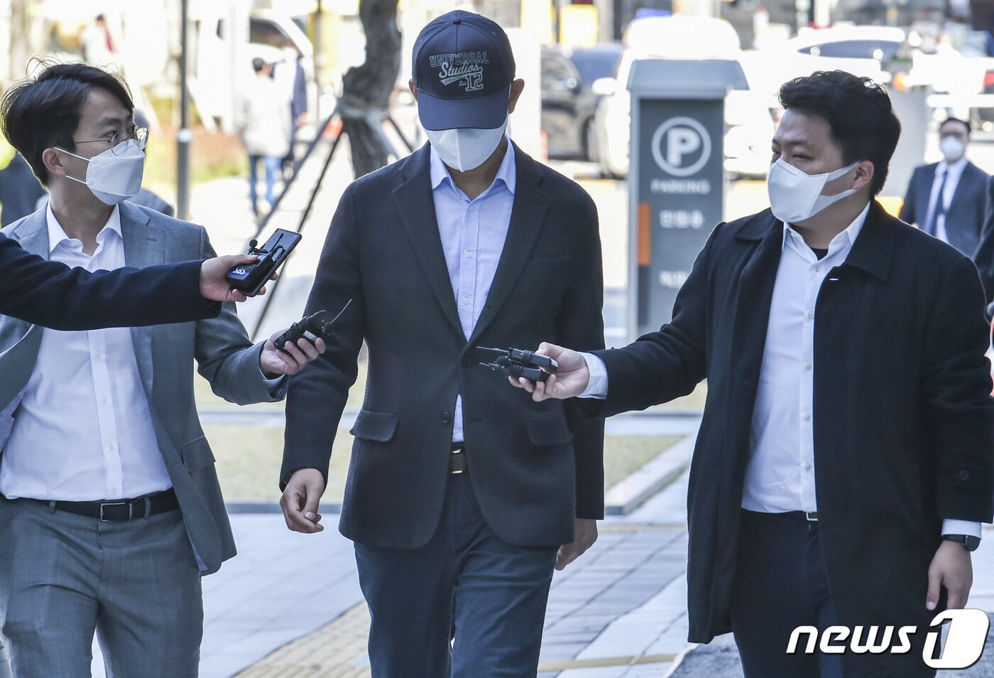 본문 이미지 - 용인 반도체 클러스터 투기 의혹을 받고 있는 전직 경기도청 간부공무원 A씨의 영장실질심사가 열린 8일 오전 경기도 수원시 영통구 수원지방법원으로 전직 공무원 A씨가 취재진의 질문을 받으며 들어서고 있다. 2021.4.8/뉴스1 ⓒ News1 김영운 기자