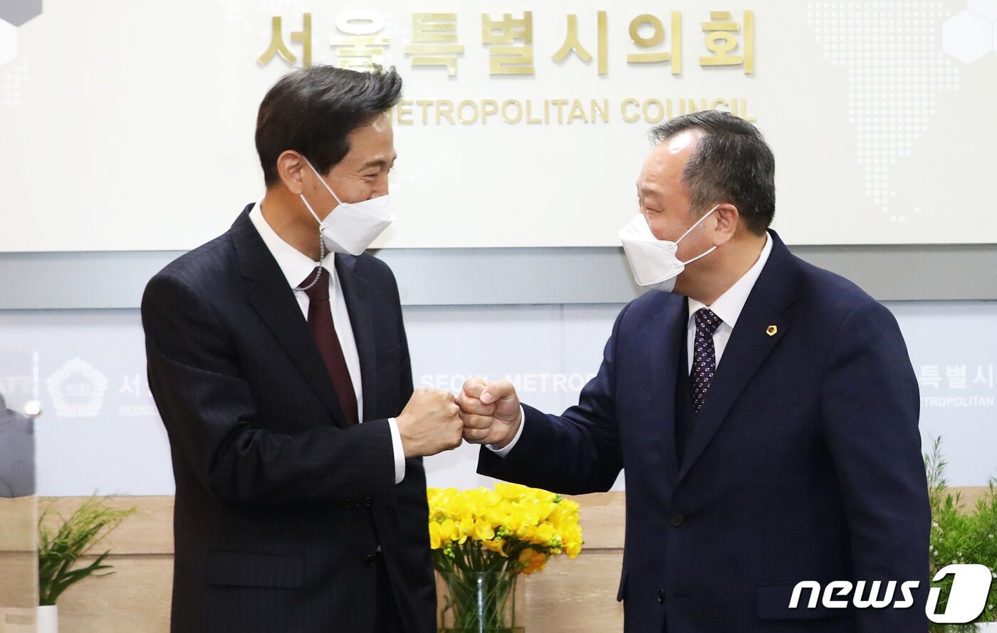 본문 이미지 - 38대 서울특별시장에 당선된 오세훈 시장이 8일 오전 취임 첫 외부 일정으로 서울 중구 서울시의회를 찾아 김인호 시의회 의장과 주먹 인사를 하고 있다. 서울시의원 109명 중 101명이 민주당 소속으로, 오 시장의 1년 3개월 임기동안 원할한 시정 운영 등을 위해서는 서울시의회의 협조가 절실하다. 2021.4.8/뉴스1 ⓒ News1 오대일 기자