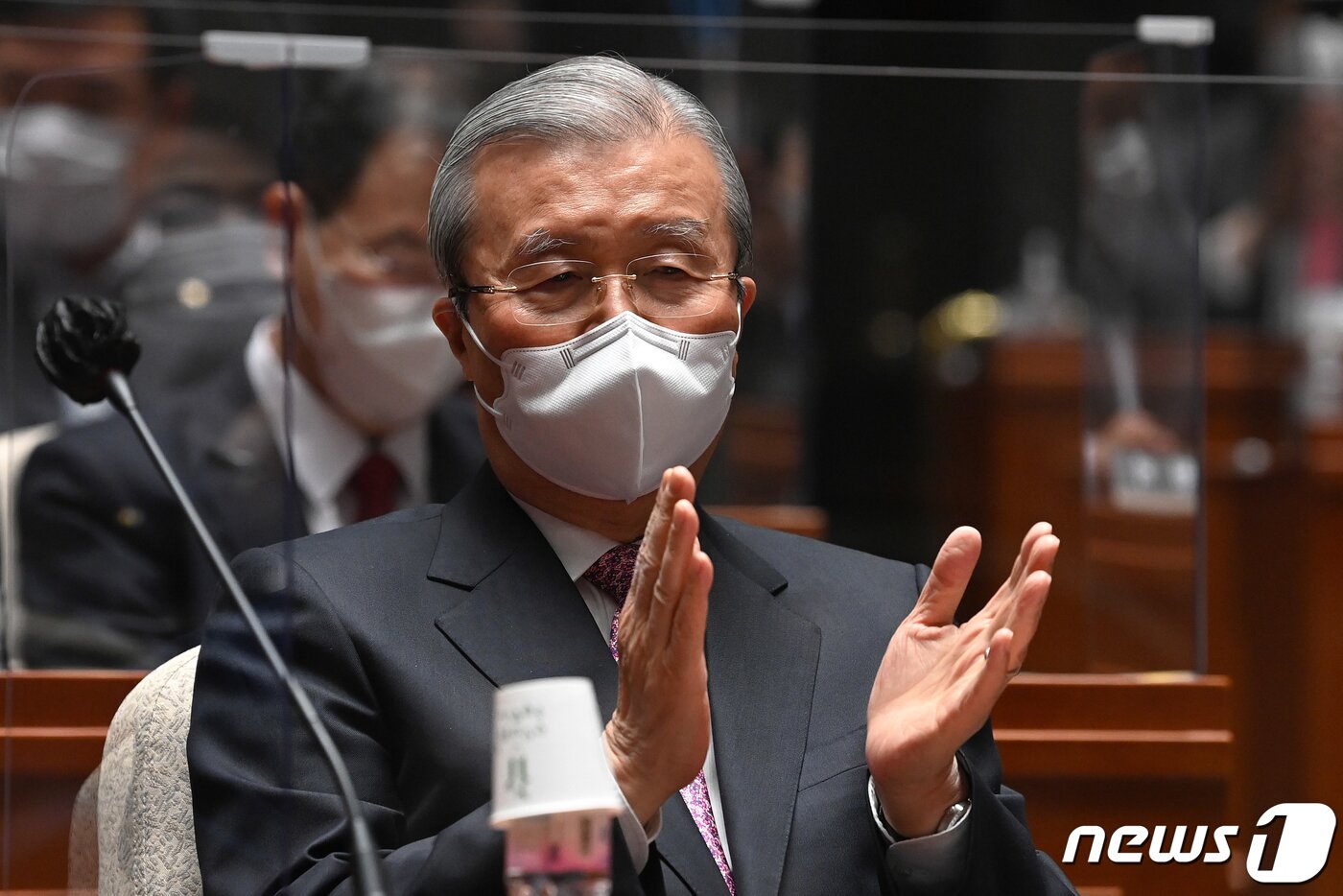 본문 이미지 - 4.7 재보궐선거를 마지막으로 퇴임하는 김종인 국민의힘 비상대책위원장이 8일 오전 서울 여의도 국회에서 열린 의원총회에 참석해 박수를 치고 있다. 2021.4.8뉴스1 ⓒ News1 성동훈 기자