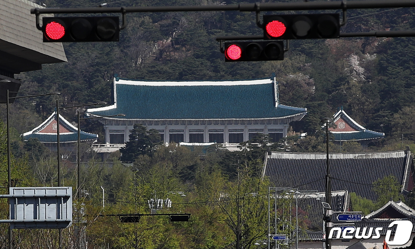 (서울=뉴스1) 오대일 기자 = '대선 전초전'으로 불렸던 4·7 재보궐선거에서 여권이 참패한 가운데 1년 남짓 남은 문재인 대통령의 국정 운영에 비상이 걸렸다. 문 대통령은 이번 …