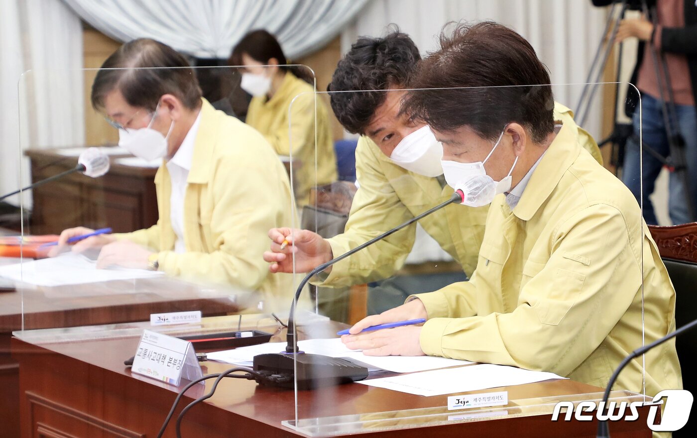 본문 이미지 - 지난 6일 오후 5시59분쯤 8.5톤 화물트럭이 시내버스 2대와 1톤 트럭을 잇따라 들이받아 3명이 숨지고, 59명이 중경상 사고가 발생하자 제주도가 이튿날인 7일 사고대책본부를 꾸리고 피해자 지원 대책과 사고 재발 방지 대책을 논의하고 있다.2021.4.8/뉴스1ⓒ 뉴스1