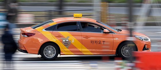카카오T블루, 결국 접는다…카카오모빌, 택시 리스크 재편 착수