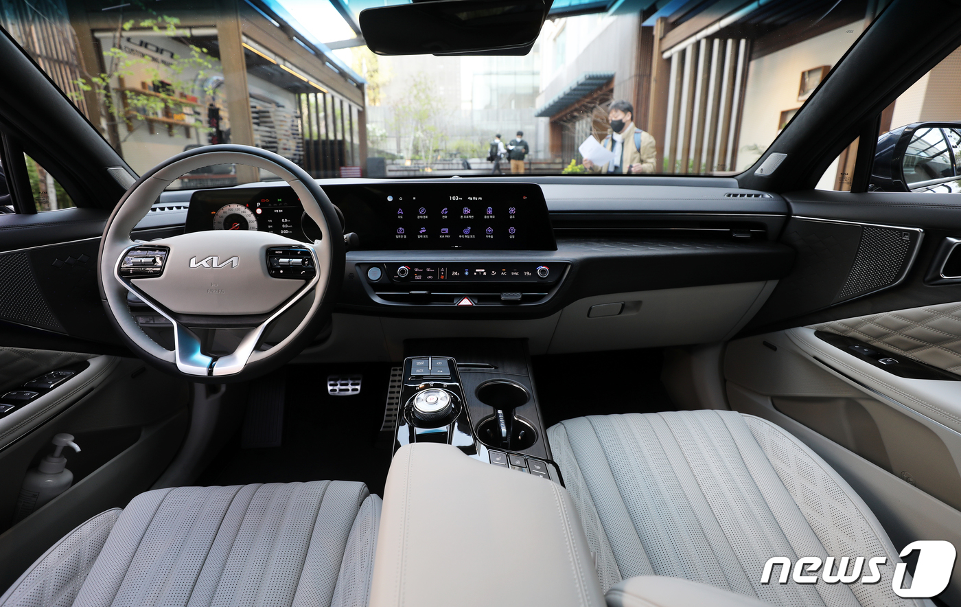 (서울=뉴스1) 오대일 기자 = 기아가 8일 준대형 세단 K8 온라인 발표회를 열고 본격적인 판매를 시작했다. K8은 기아의 새로운 지향점을 보여주는 첫 번째 모델로 혁신적이고 고 …