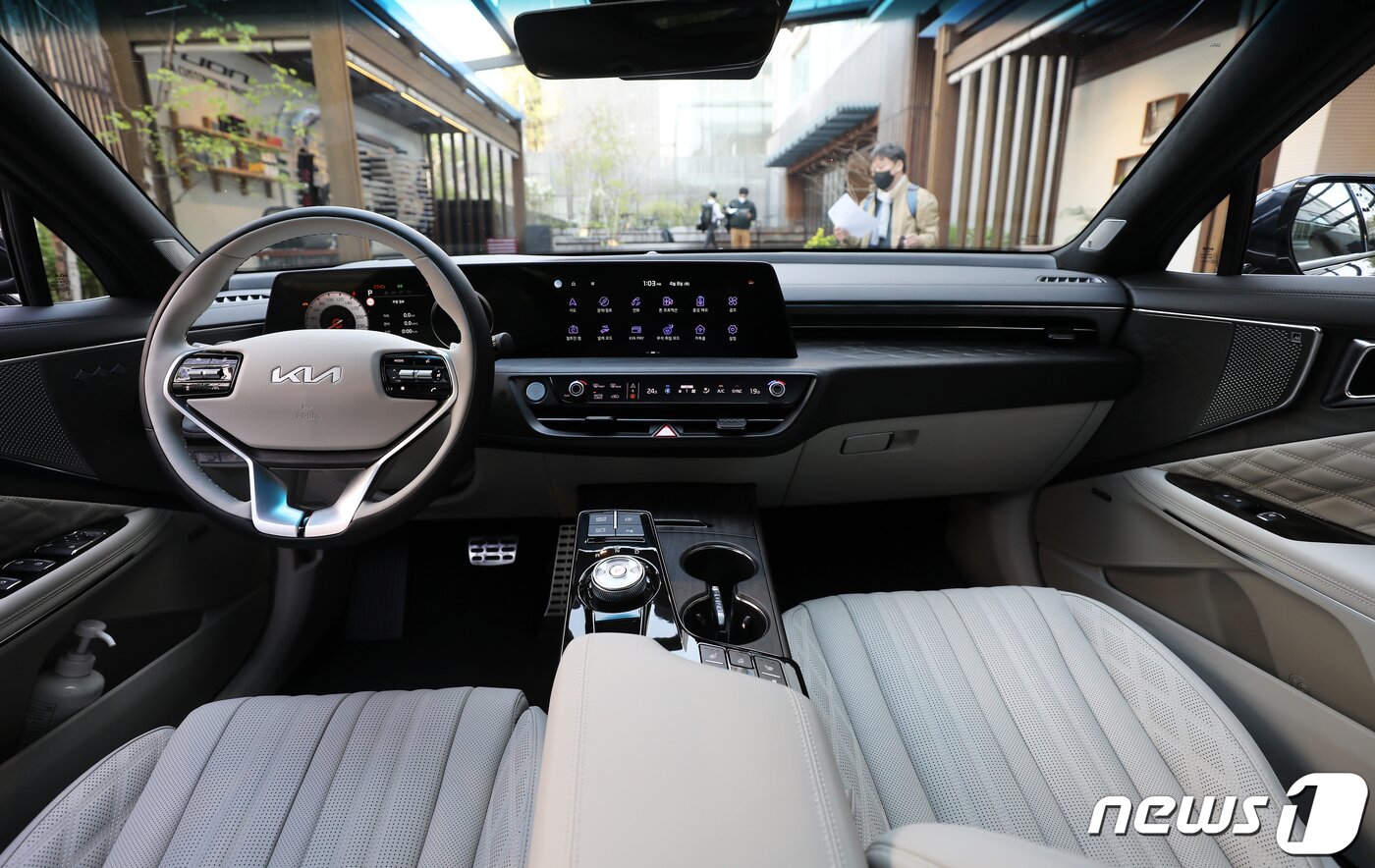 본문 이미지 - 기아가 8일 준대형 세단 K8 온라인 발표회를 열고 본격적인 판매를 시작했다. K8은 기아의 새로운 지향점을 보여주는 첫 번째 모델로 혁신적이고 고급스러운 디자인과 함께 편안하고 안정적인 주행성능, 첨단 운전자 보조 시스템을 갖췄다. 사진은 8일 오후 서울 강남구 기아360에 전시된 K8 차량. 2021.4.8/뉴스1 ⓒ News1 오대일 기자