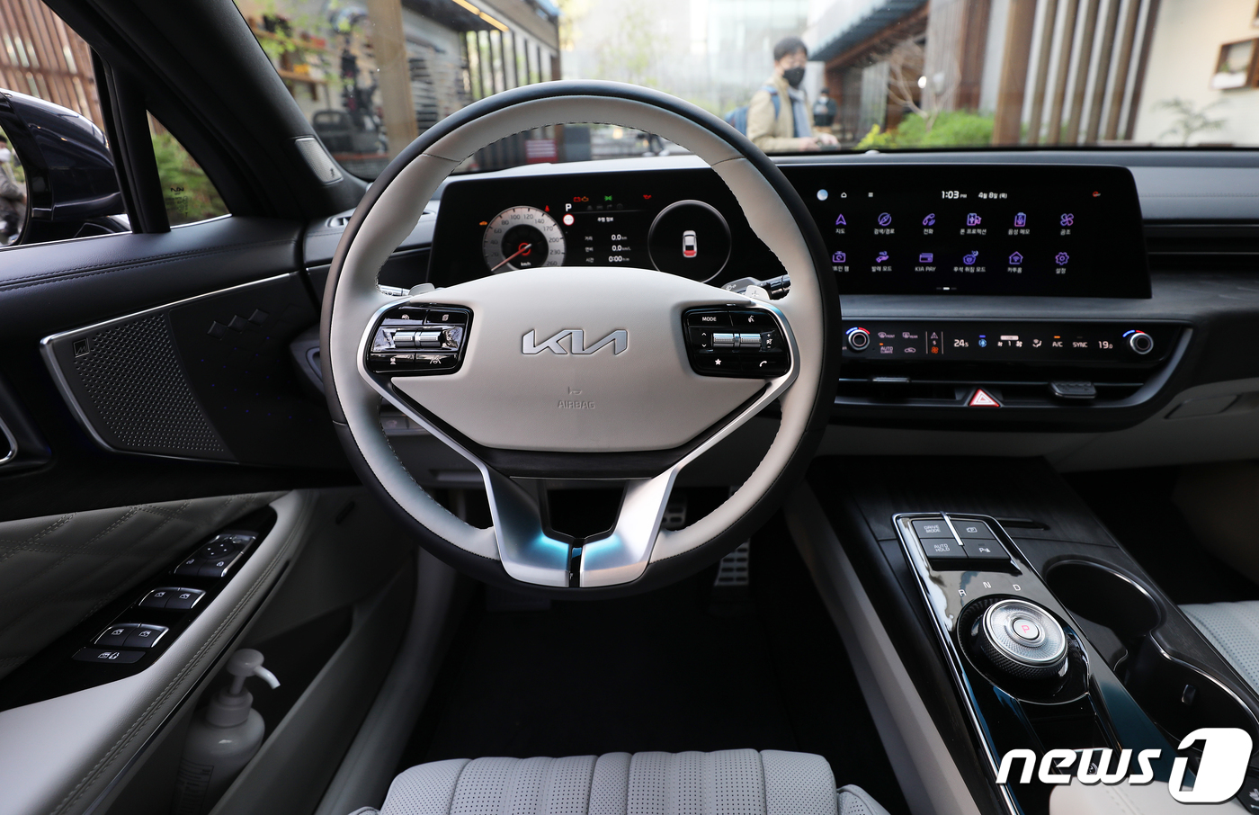 (서울=뉴스1) 오대일 기자 = 기아가 8일 준대형 세단 K8 온라인 발표회를 열고 본격적인 판매를 시작했다. K8은 기아의 새로운 지향점을 보여주는 첫 번째 모델로 혁신적이고 고 …