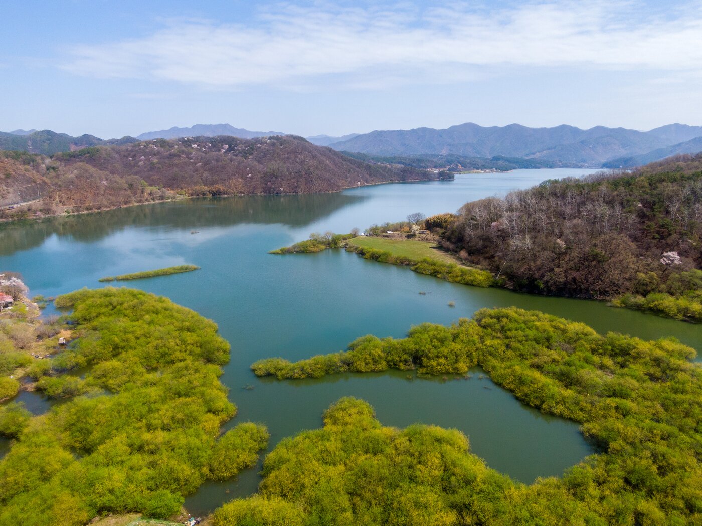 본문 이미지 - 심한 굴곡으로 극적인 풍경을 자아내는 경천저수지ⓒ 뉴스1