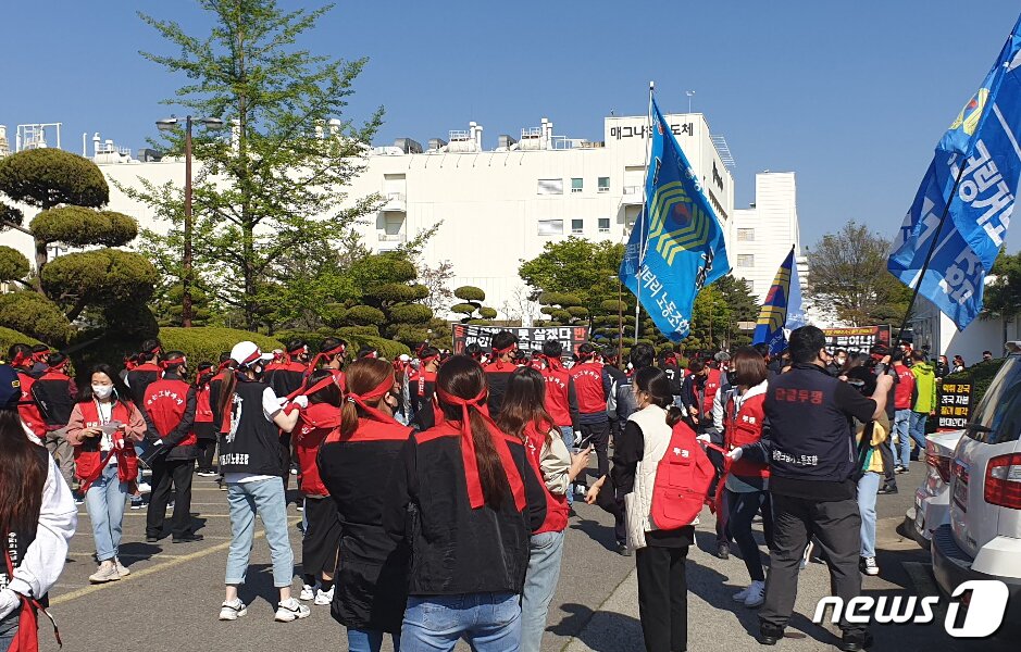 본문 이미지 - 지난 4월 경북 구미 매그나칩 공장에서 노조원들이 '중국자본 매각 결사반대' 집회를 하는 모습(독자 제공)/ⓒ 뉴스1