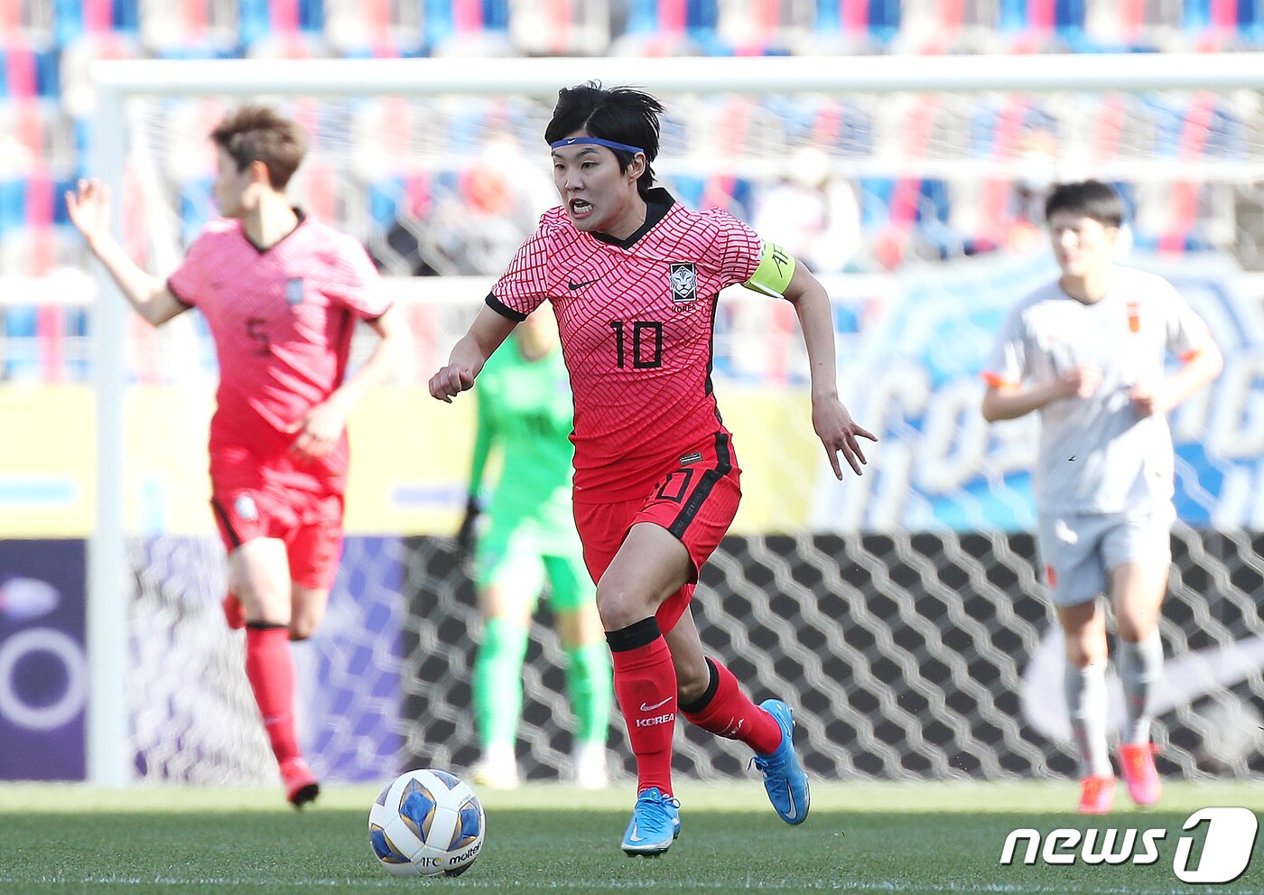 본문 이미지 - 8일 오후 경기도 고양시 일산서구 대화동 고양종합운동장에서 열린 대한민국과 중국의 '도쿄 올림픽 여자축구 아시아지역 최종예선 플레이오프(PO) 1차전' 홈경기에서 대한민국 지소연이 드리블을 하고 있다. 2021.4.8/뉴스1 ⓒ News1 임세영 기자