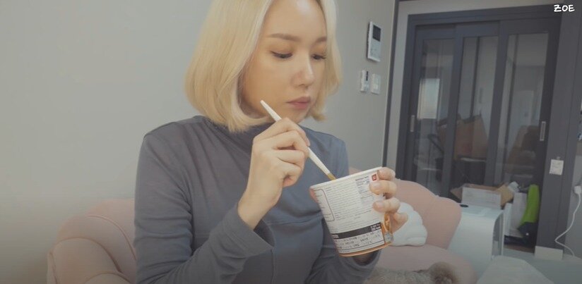 본문 이미지 - 인기 유튜버 조에가 자신의 방송 도중 요뽀끼를 먹고 있다. (유튜브 채널 Zoe's 조에 방송화면 캡처)