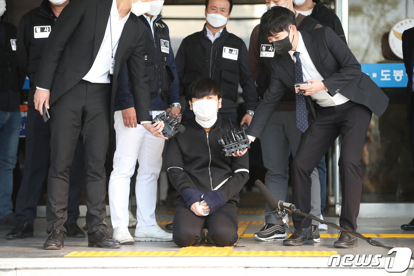 본문 이미지 - ‘노원구 세 모녀’를 잔혹하게 연쇄 살해한 피의자 김태현(25)이 오전 서울 도봉경찰서 유치장에서 나와 검찰로 송치되며 무릎을 꿇고 있다. ⓒ News1 오대일 기자
