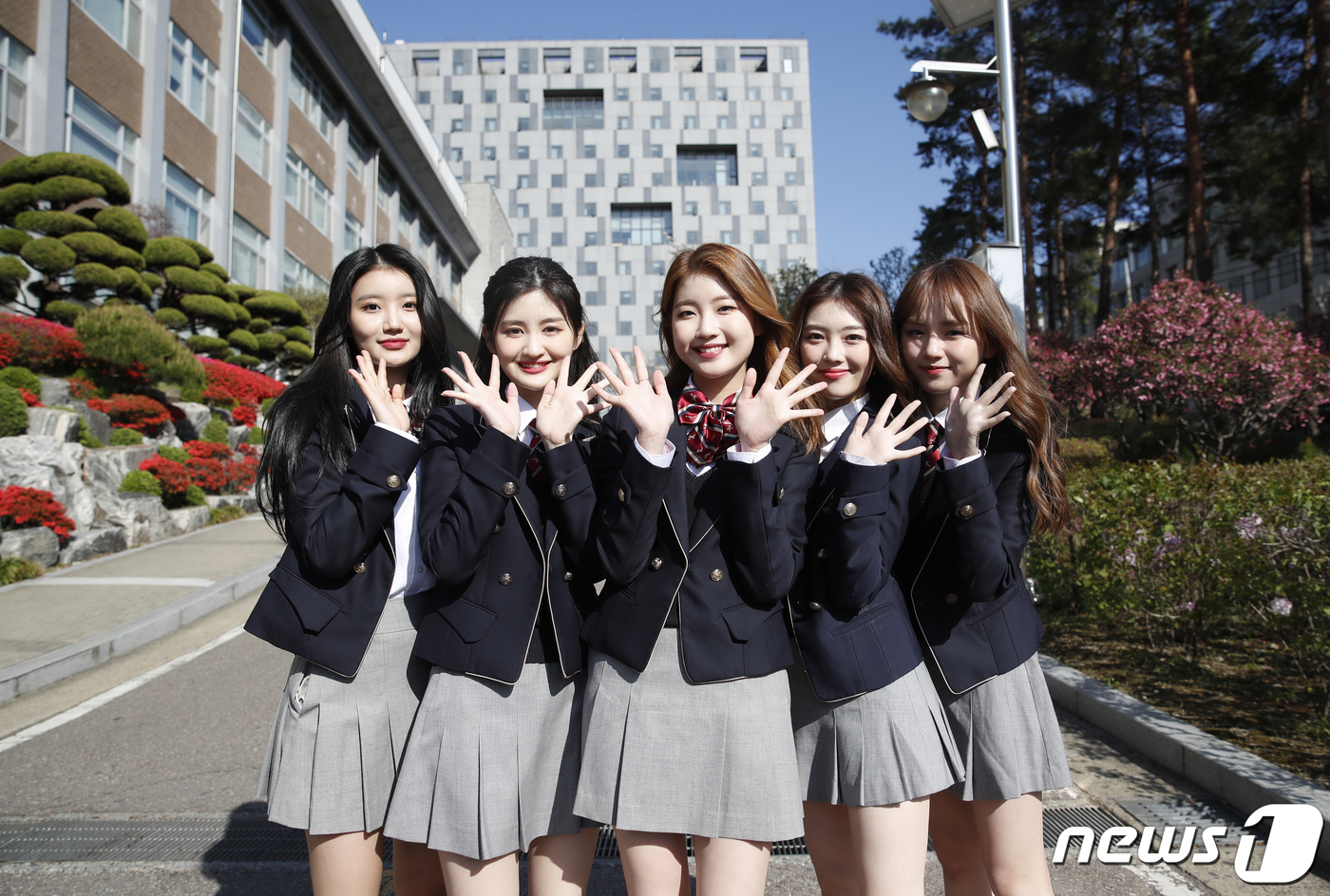 (서울=뉴스1) 권현진 기자 = 걸그룹 세러데이(SATURDAY) 주연(왼쪽부터), 유키, 민서, 하늘, 아연이 최근 서울 동작구 인근에서 진행된 '뉴스1 최애매점' 촬영에 앞서 …