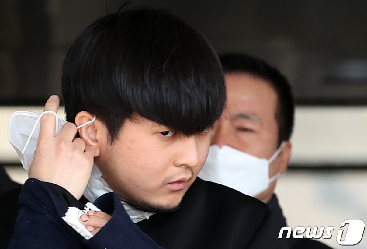 본문 이미지 - ‘노원구 세 모녀’를 잔혹하게 연쇄 살해한 피의자 김태현&#40;25&#41;이 9일 오전 서울 도봉경찰서 유치장에서 검찰로 송치되며 취재진의 요청에 스스로 마스크를 벗고 있다. 2021.4.9/뉴스1 ⓒ News1 오대일 기자