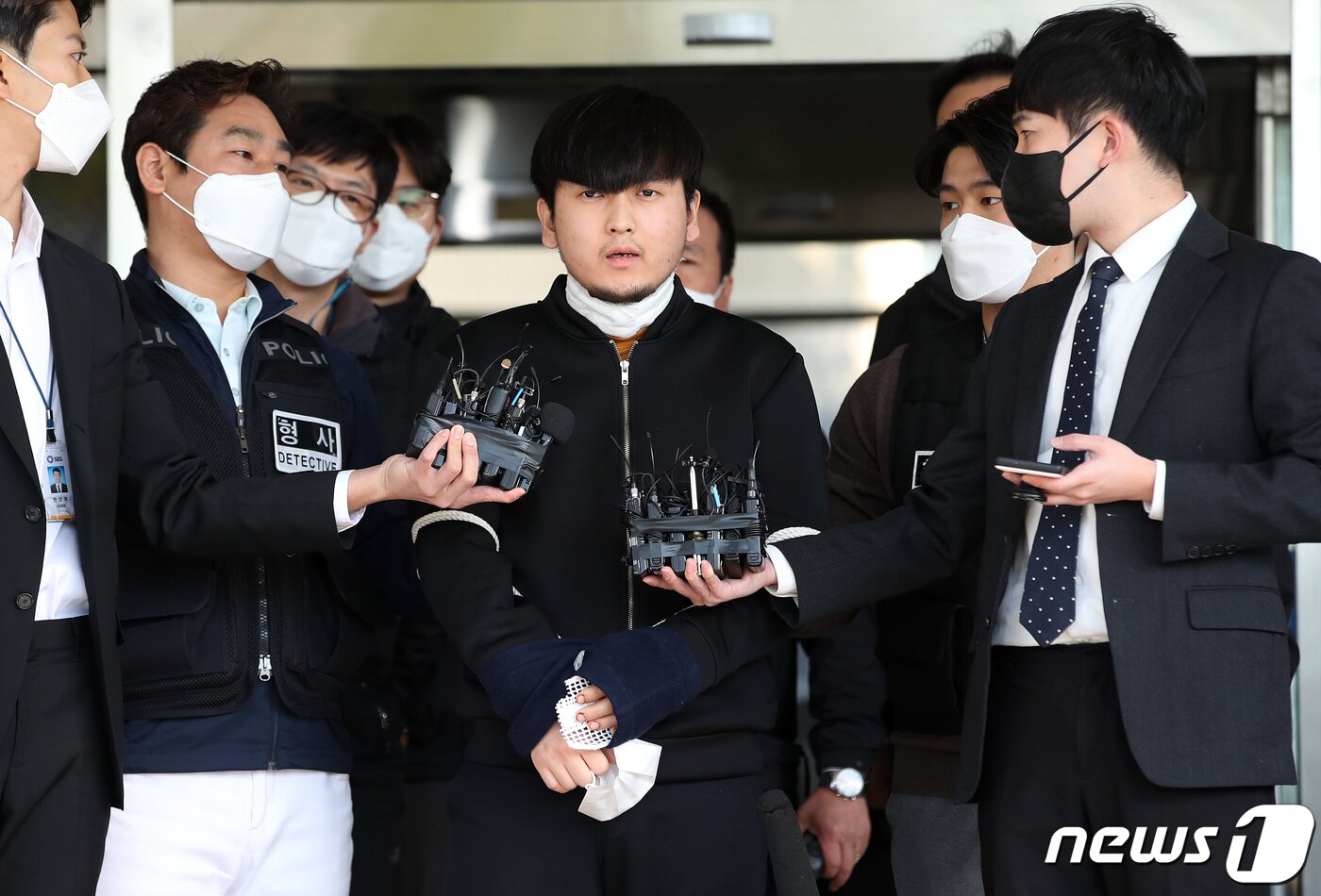 본문 이미지 - ‘노원구 세 모녀’를 잔혹하게 연쇄 살해한 피의자 김태현(25)이 4월9일 오전 서울 도봉경찰서 유치장에서 검찰로 송치되며 심경을 밝히고 있다. 2021.4.9/뉴스1 ⓒ News1 오대일 기자