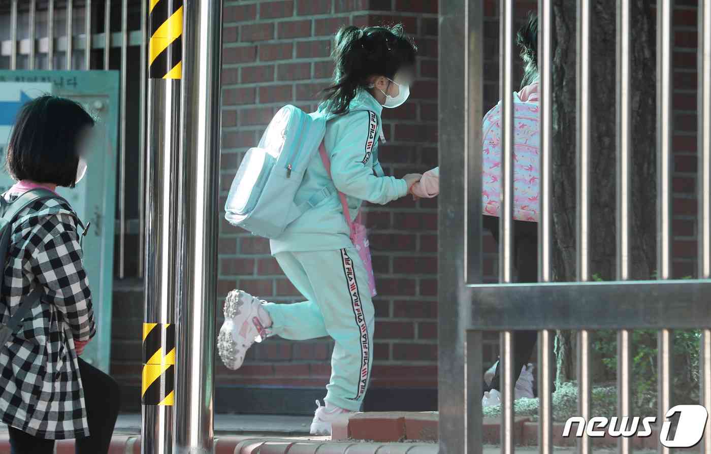 서울의 한 초등학교에서 학생들이 등교하고 있다. 2021.4.9/뉴스1 © News1 이성철 기자