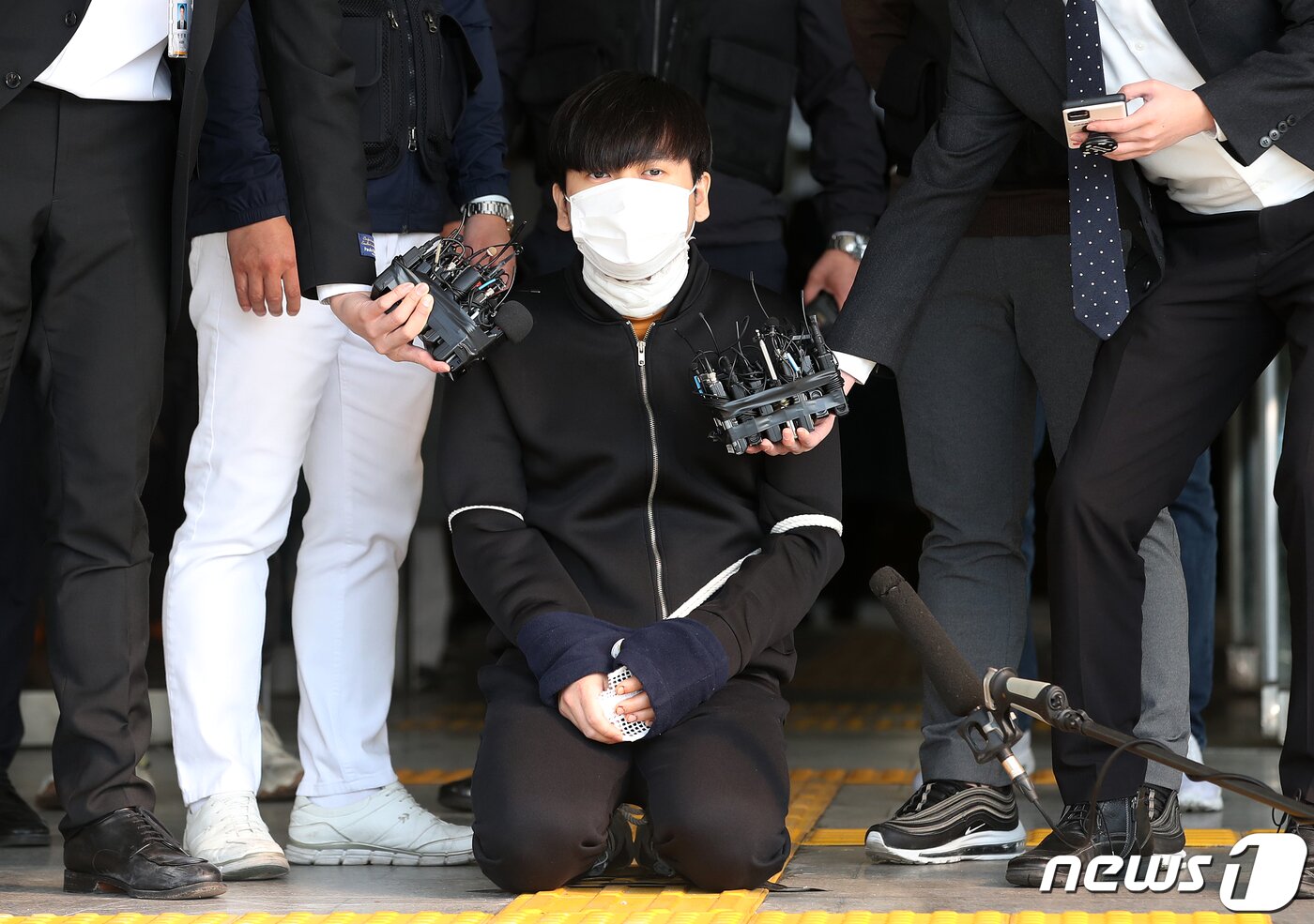 본문 이미지 - ‘노원구 세 모녀’를 잔혹하게 연쇄 살해한 피의자 김태현(25)이 9일 오전 서울 도봉경찰서 유치장에서 검찰로 송치되며 무릎을 꿇고 있다.  2021.4.9/뉴스1 ⓒ News1 오대일 기자