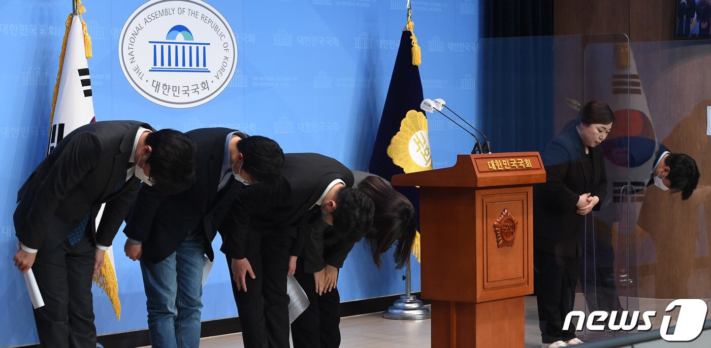 본문 이미지 - 민주당 2030의원들이 지난달 9일 오전 서울 여의도 국회 소통관에서 '더불어민주당 2030의원 입장문' 발표에 기자회견을 마친 후 고개숙여 인사하고 있다./뉴스1 ⓒ News1 박세연 기자