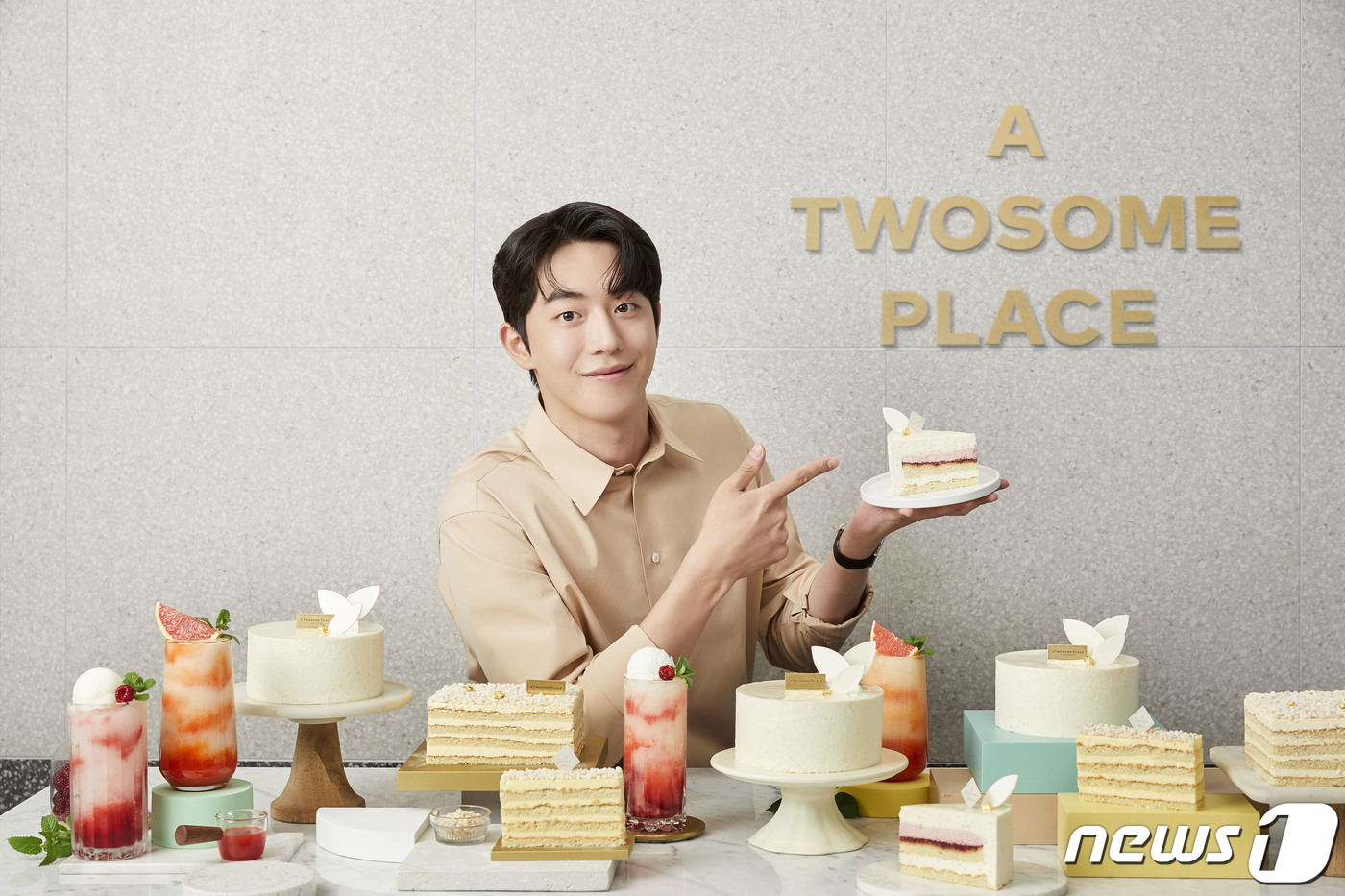 (서울=뉴스1) 김수정 기자 = 투썸플레이스 모델인 배우 남주혁이 지난 8일 투썸 선릉로점에서 우리 쌀로 만든 케이크 시트에 고소한 우유 무스, 상큼한 베리 쥬레가 조화를 이루는 …