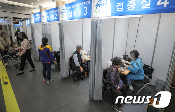 서울 성북구청 코로나19 예방접종센터를 찾은 어르신들이 백신 예방접종을 하는 모습./뉴스1 © News1 성동훈 기자