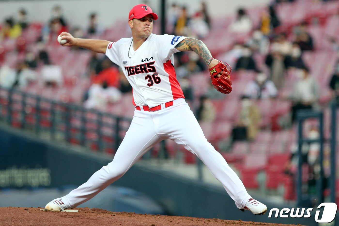 본문 이미지 - 9일 오후 광주 북구 광주-기아챔피언스필드에서 열린 '2021 프로야구 신한은행 SOL KBO리그' NC 다이노스와 KIA 타이거즈의 경기에서 KIA 선발투수 브룩스가 역투하고 있다. 2021.4.9/뉴스1 ⓒ News1 황희규 기자