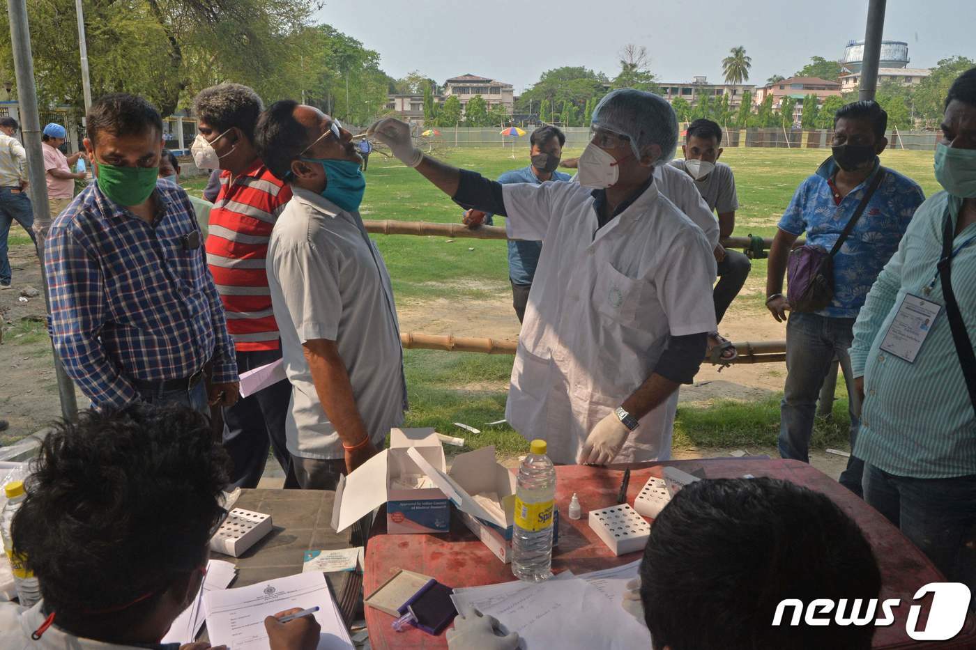 본문 이미지 - 코로나19 유행이 한창이던 2021년 4월 인도 간이검사소 모습. ⓒ AFP=뉴스1
