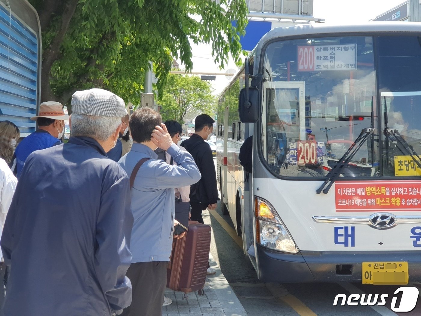 목포역 앞에서 시민들이 시내버스에 오르고 있다./뉴스1 ⓒ News1 