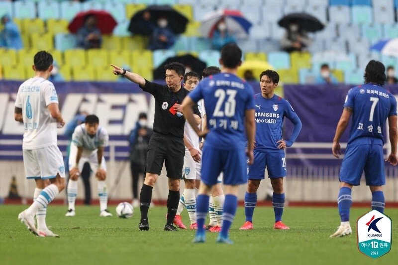 본문 이미지 - 수원과 포항의 경기에서 퇴장 당하는 신광훈ⓒ 뉴스1