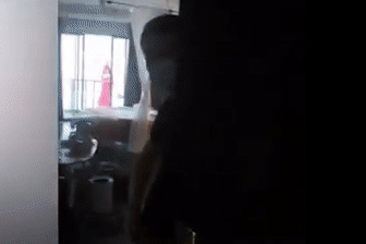 본문 이미지 - 난간에서 춤을 추며 SNS 라이브 방송 촬영 중인 중국 여성. (유튜브 갈무리) ⓒ 뉴스1