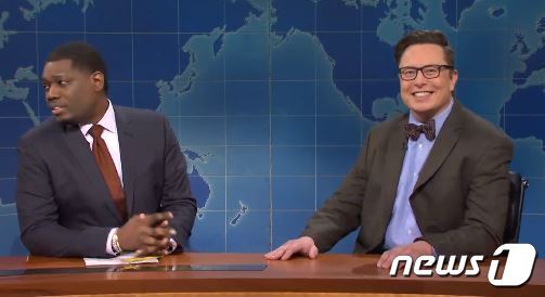 본문 이미지 - 일론 머스크가 SNL에 출연해 풍자 뉴스 코너를 공동 진행하고 있다. - SNL 화면 갈무리 ⓒ 뉴스1