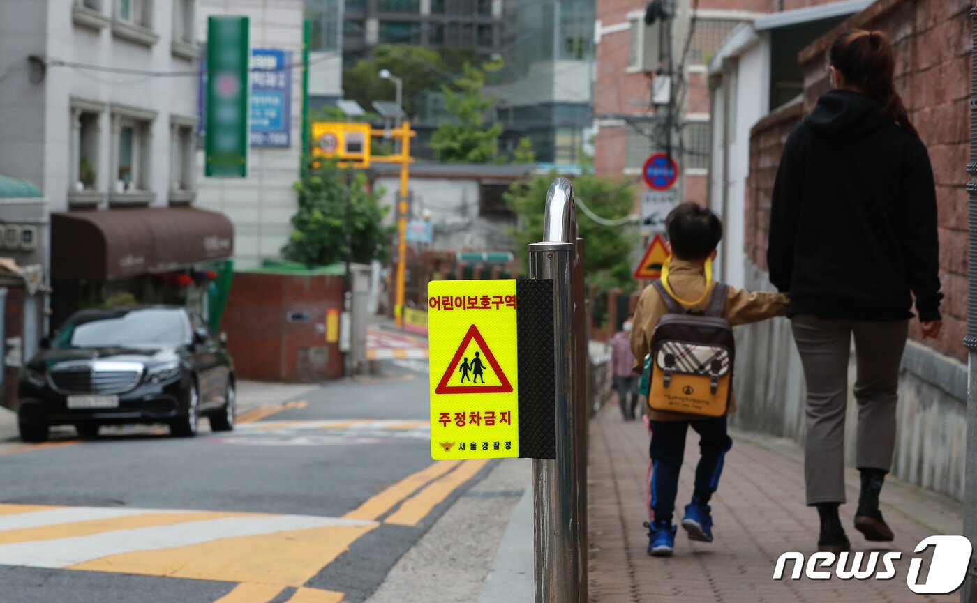 본문 이미지 - 개정 시행되는 도로교통법 시행령에 따라 오는 11일부터 어린이보호구역 불법 주정차 위반 과태료가 일반도로의 2~3배로 상향된다. 승용차나 4톤이하 화물차는 8만원에서 12만원으로, 승합차나 4톤 초과 화물차는 9만원에서 13만원으로 인상된다. 10일 서울 시내의 어린이보호구역에 주정차금지 안내판이 설치돼 있다. 2021.5.10/뉴스1 ⓒ News1 구윤성 기자