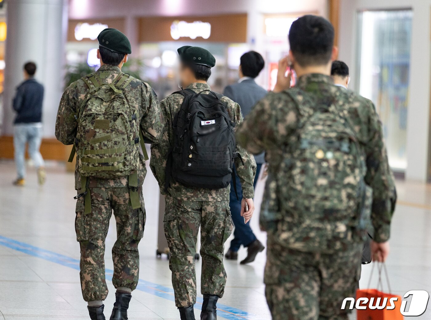 본문 이미지 - 10일 오전 서울 중구 서울역에서 군 장병들이 발걸음을 옮기고 있다.2021.5.10/뉴스1 ⓒ News1 이재명 기자
