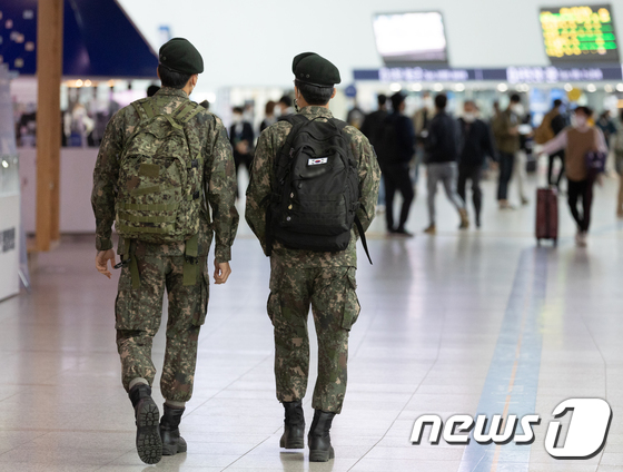 오늘부터 '군내 거리두기' 4단계…軍장병 또 못 나간다 - Vimarsana News