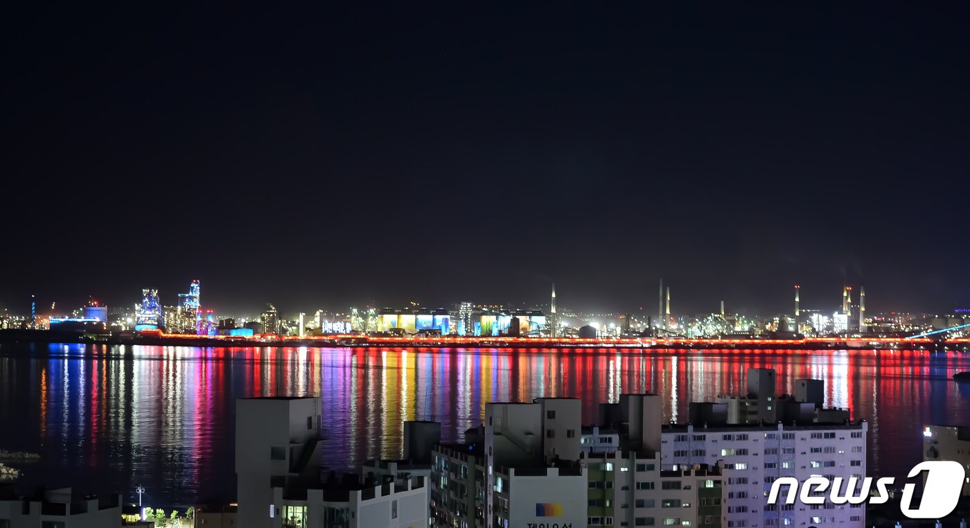 본문 이미지 - 포항을 찾는 관광객들은  “포항제철소 경관 조명이  매우 아름답다”고 한목소리를 냈다.  2021.5.10 /ⓒ 뉴스1 최창호 기자